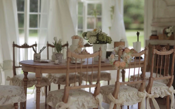 Chairs / Tables