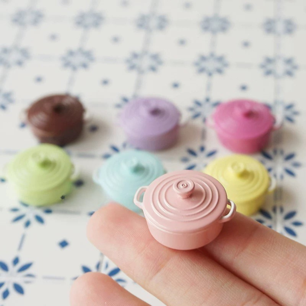 1:12 Dollhouse Miniature Small Alloy Cooking Pot with Lid - 02-miniature-small-alloy-cooking-pot-lifestyle